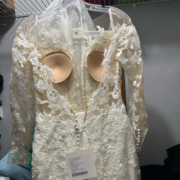 Beautiful Essence of Australia wedding dress - Picture 9 of 10